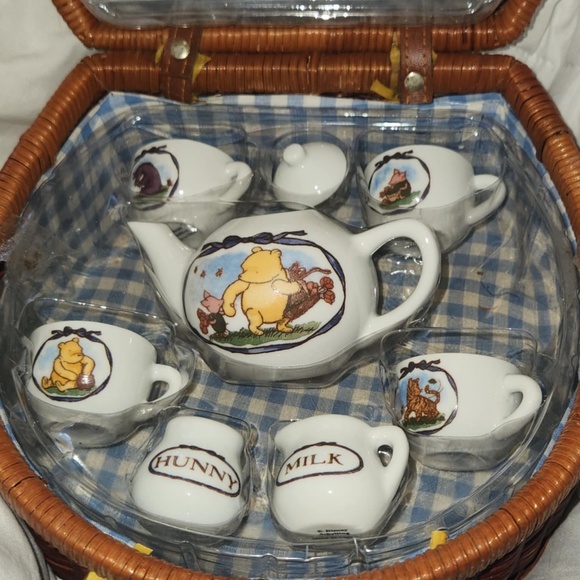 Vintage Winnie the Pooh picnic basket - Picture 3 of 8